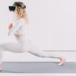 Человек медитирует рядом с выключенными устройствами для цифрового благополучия