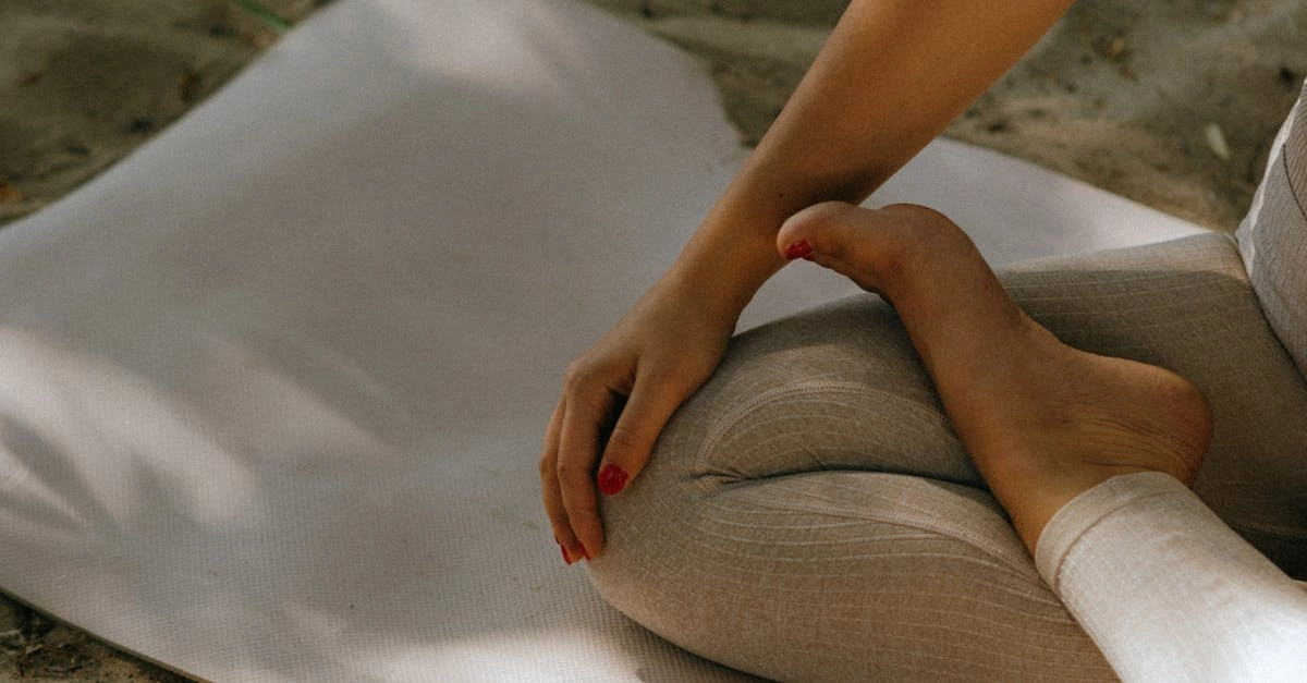 Человек медитирует для сохранения внутренней гармонии и эмоционального баланса