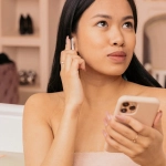 Женщина медитирует в спокойной обстановке для цифрового детокса