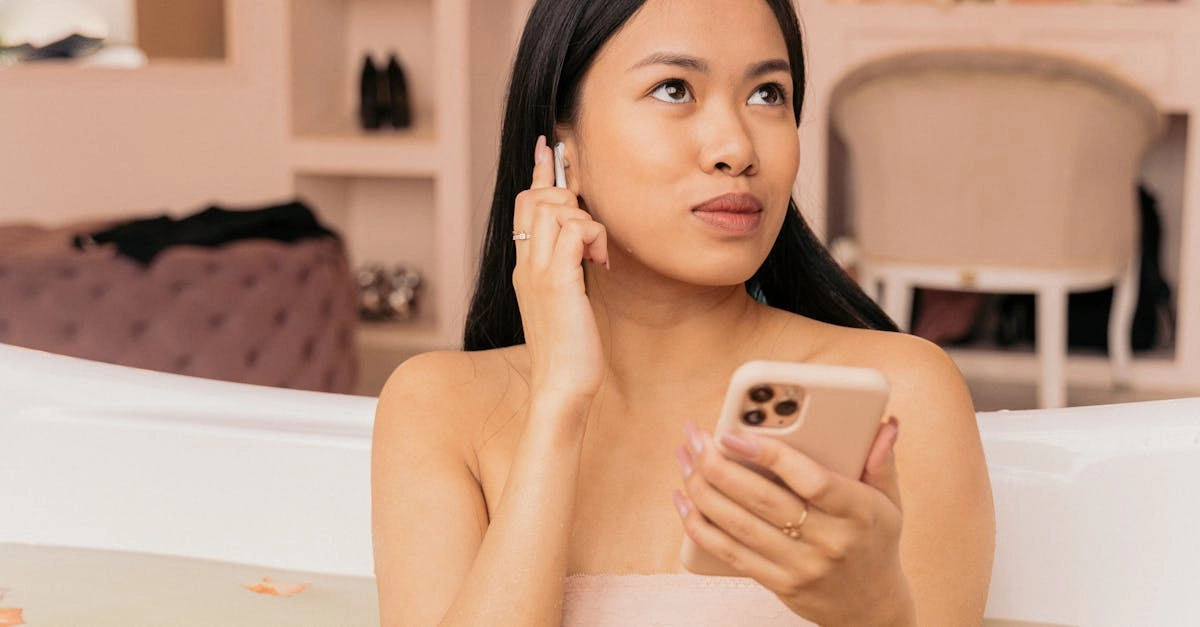 Женщина медитирует в спокойной обстановке для цифрового детокса